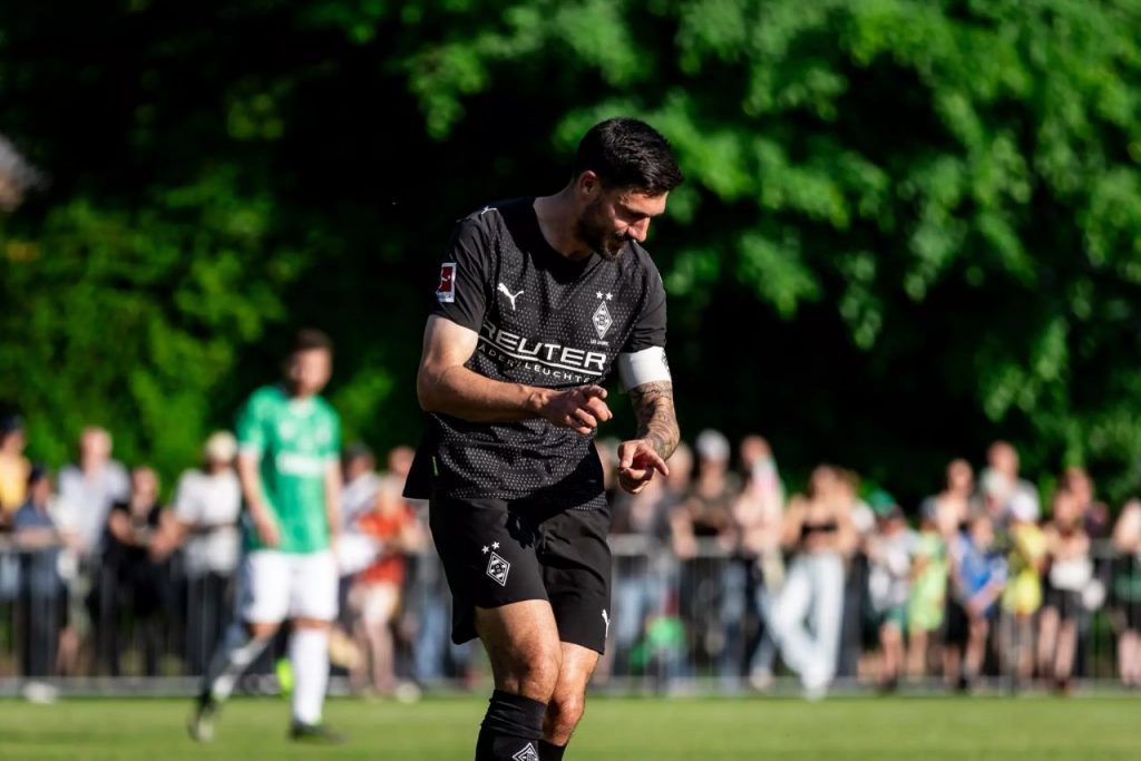Fußballfest in Anrath: Als Stadionsprecher beim Freundschaftsspiel von Viktoria Anrath gegen Borussia Mönchengladbach